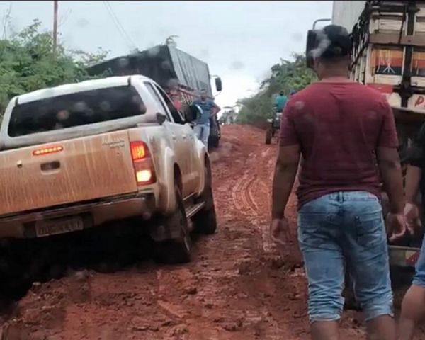 Caculé.: Após Chuva estrada de Caculé à Condeúba fica intrafegável, diversos carros atolaram