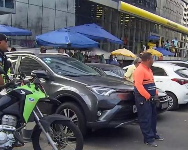 Guardador senta em capô de carro e impede que agentes de trânsito reboquem veículos em Salvador
