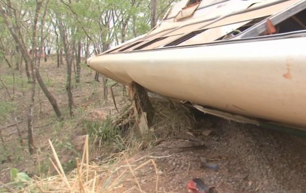 Árvore impediu que ônibus tombado com trabalhadores rurais caísse em ribanceira, diz Corpo de Bombei