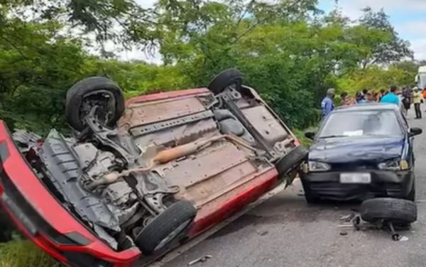 Brumado: Cinco veículos se envolvem em engavetamento, carro capotou após batida