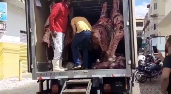 Frigorífico ligado à ADAB é flagrado transportando carne de maneira irregular e sem higiene em ruas