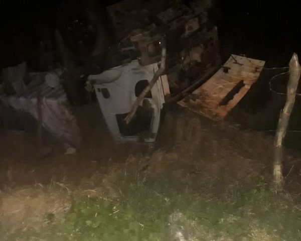 Caminhão tomba na estrada de Tauape, na BA-026 entre os municípios de Caculé e Licínio de Almeida