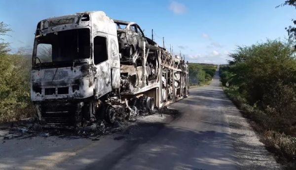 Mucururé: Caminhão-cegonha com 11 carros novos pega fogo na BR-116