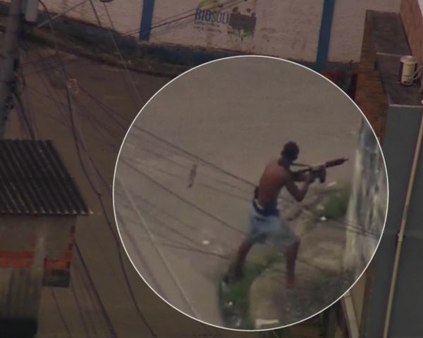 Bandidos armados trocam tiros com PMs na Cidade de Deus; vídeo mostra fuga