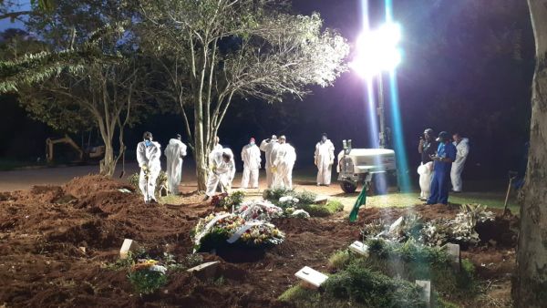 Prefeitura de SP suspende enterros noturnos a partir desta quinta-feira após queda de sepultamentos