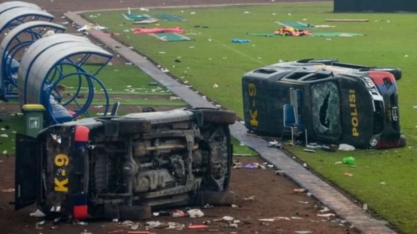 Tragédia na Indonésia: torcedores foram esmagados e morreram nos braços de jogadores durante tumulto