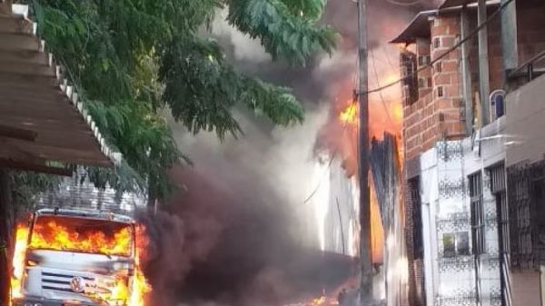 Casas começam a ser atingidas por incêndio na fábrica da Ortobom em Valéria