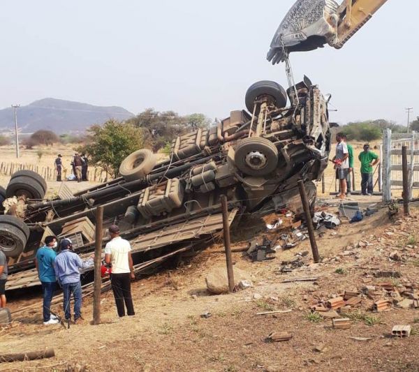 Guanambi.: Caminhão carregado com gado capota e deixa uma pessoa morta na BR-122 .