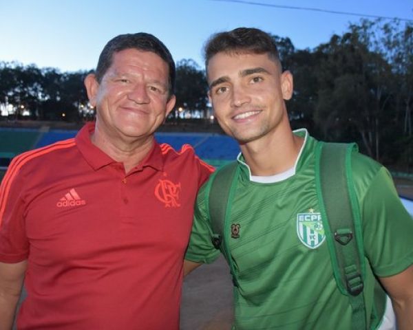 Artur Caculé pede música no Fantástico e oferece a seu pai, o prefeito Beto Maradona