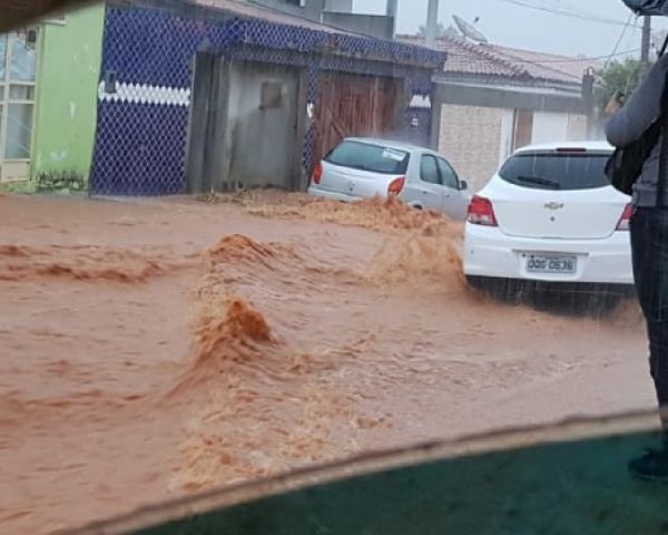 Igaporã: Chuva inunda parte da cidade, alaga casas e deixa dezenas de desabrigados