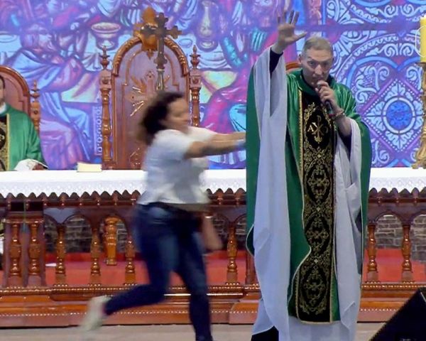 Mulher empurra Padre Marcelo Rossi de altar durante missa em Cachoeira Paulista; veja vídeo
