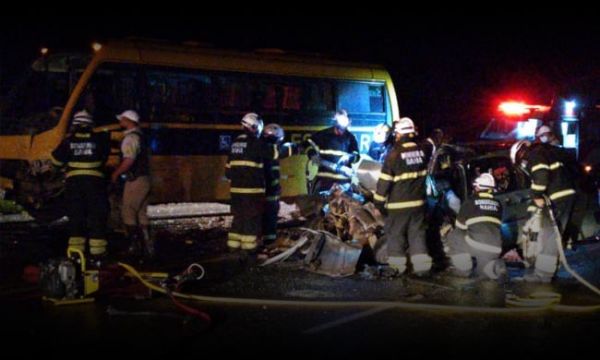 Anagé.: Acidente envolvendo ônibus escolar e carro de passeio deixa um morto e quatro feridos