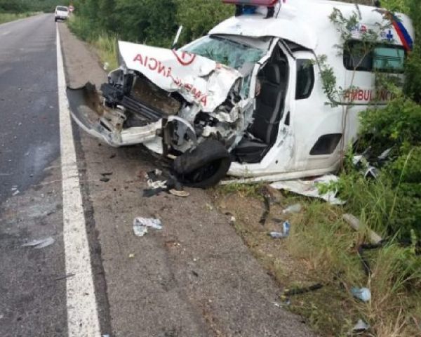 Ambulância da cidade de Lagoa Real se envolve em acidente próximo a Ibitira; motorista e mais dois f