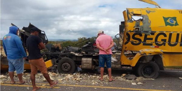 Carro-forte parte ao meio após ser explodido em tentativa de assalto na Bahia