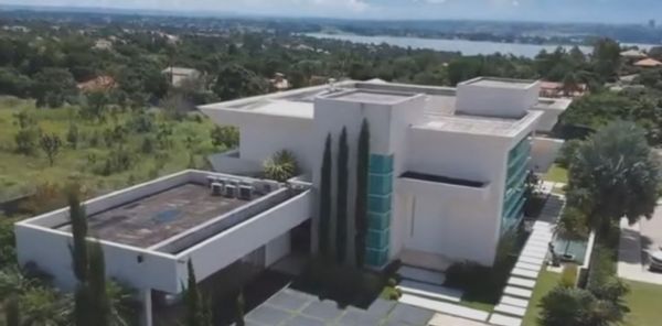 Flávio Bolsonaro compra mansão de R$ 5,97 milhões em bairro nobre de Brasília