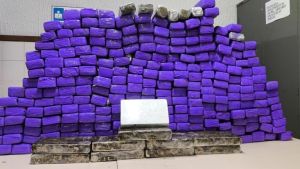 Urandi: Homem &eacute; preso com quase 300 tabletes de drogas em van de turismo na Bahia.