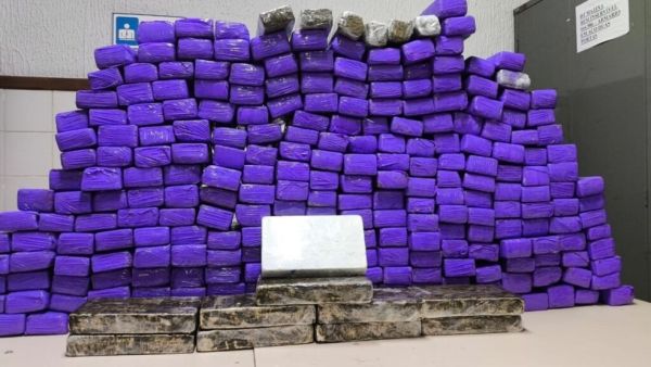 Urandi: Homem &eacute; preso com quase 300 tabletes de drogas em van de turismo na Bahia.