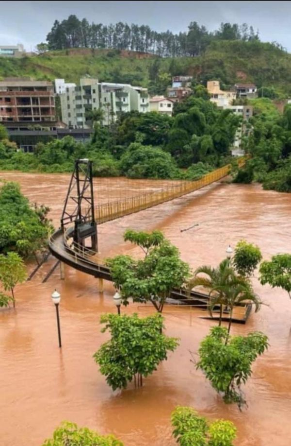Nova Era Mg: Ponte se rompe após chuvas e deixa moradores isolados