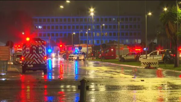 Praça dos Três Poderes, em Brasília, é isolada depois de duas explosões.