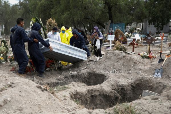 México sai da quarentena no pico da pandemia