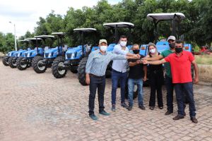 Deputado Charles Fernandes realiza entrega de tratores e implementos agrícolas para associações