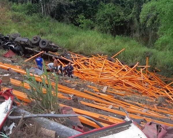 Três homens ficam feridos após carreta cair em ribanceira de 15 metros na Bahia
