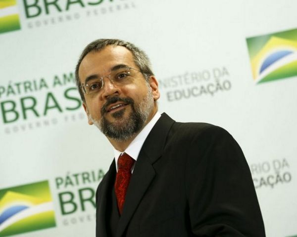 Ministro da Educação se nega a dar entrevista e ironiza repórter da Globo