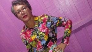 Vestido de mulher, homem é detido ao tentar fazer prova de direção no lugar da mãe