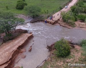 Ponte é arrastada em temporal na Bahia e homem morre ao tentar atravessar riacho