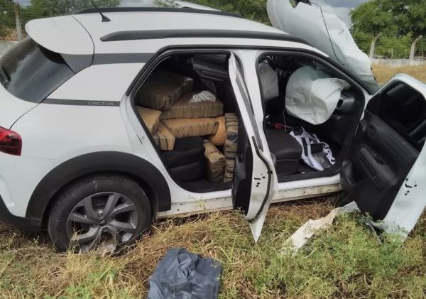 Polícia apreende 247 kg de maconha transportada em carro na Bahia