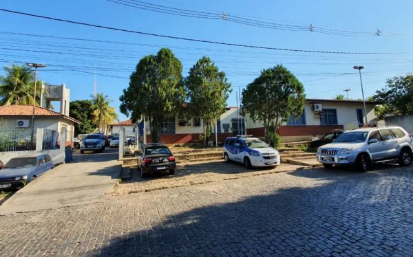 Brumado : Dois homens invadem residência, agridem vítimas e roubam R$ 40 mil
