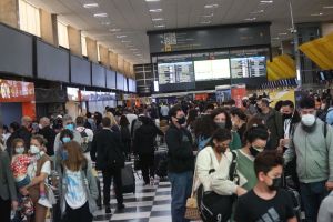 Aeroportos de SP têm voos cancelados por conta do aumento de casos de Covid e influenza