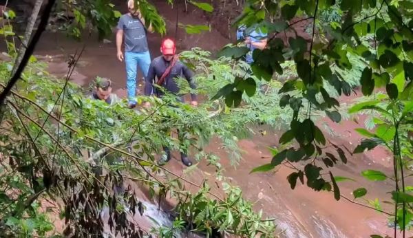 Três adolescentes morrem após cabeça d&#039;água atingir cachoeira em Paranavaí, dizem bombeiros; uma pes