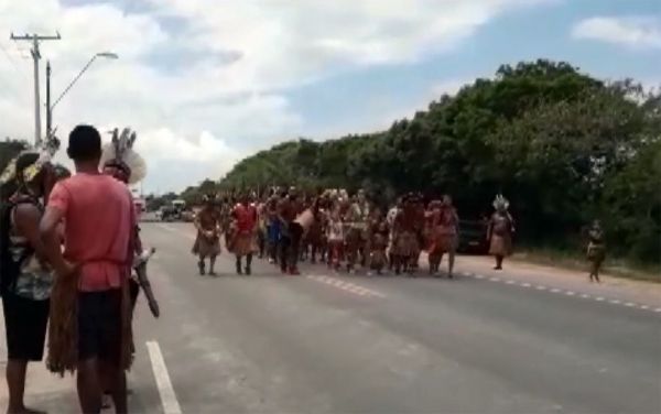 Indígenas fecham trechos de rodovias em diversos pontos da Bahia, em protesto contra &#039;marco temporal