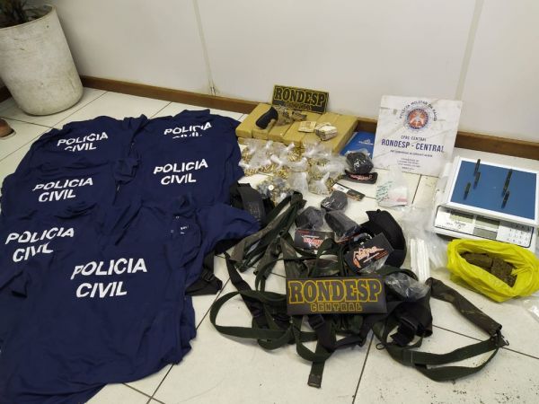 Grupo é preso com 700 munições, drogas e camisas falsificadas da Polícia Civil em Salvador