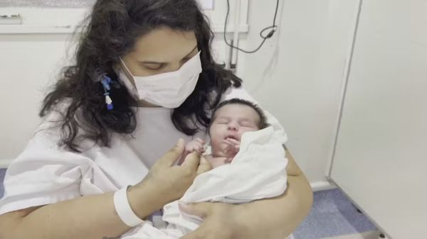 Por causa de quadro de dengue, mãe só reencontra filho 10 dias após parto