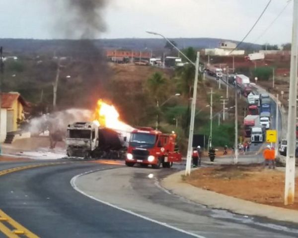 Carreta carregada de combustível pega fogo na BR-030, no Distrito de Ibitira, e provoca pânico a mor