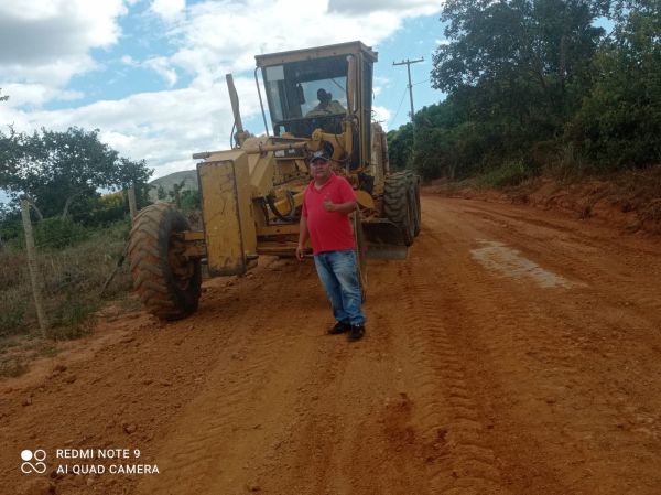 Licínio de Almeida : Prefeitura Recupera Via de Acesso das Comunidades Lagoa do Coelho e Santa Efigê