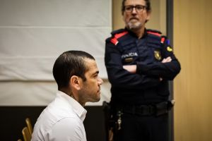 Daniel Alves é condenado a 4 anos e 6 meses de prisão por estupro