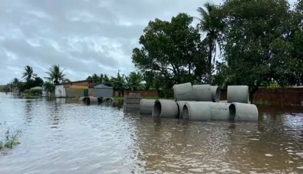 Quase 3 mil pessoas ficam desalojadas após forte chuva em Prado, no extremo sul da Bahia