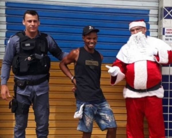 Policial fantasiado de Papai Noel prende acusado durante entrega de presentes