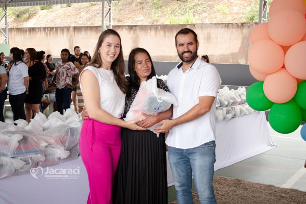 Prefeito Detinho garante entrega de kits escolares  completos e refor&ccedil;a compromisso com a educa&ccedil;&atilde;o