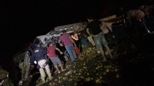 Bahia: Batida entre caminhão e ônibus de turismo deixa 25 pessoas mortas e cinco feridas.