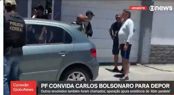 PF fez buscas contra Carlos em casa onde Bolsonaro fez live; ex-presidente e filhos deixaram o local