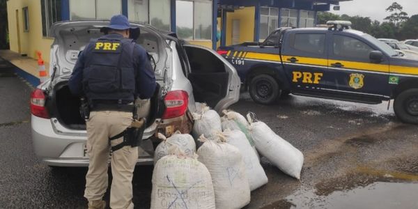 Casal é preso com 170 kg de maconha escondida em carro roubado na BR-101, na Bahia