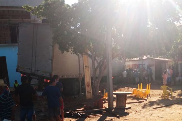 Pancadão: Caminhão baú perde controle e invade casa deixando pelo menos três mortos