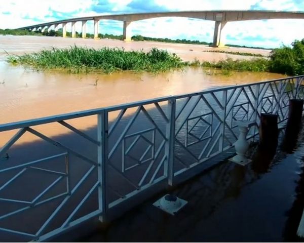 Nível do Rio São Francisco chega a mais de 6 metros em Bom Jesus da Lapa e água começa a invadir qui