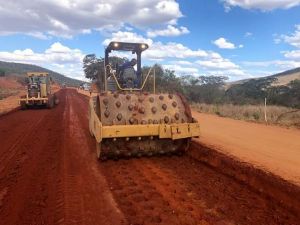 Obras de asfaltamento da estrada de Licínio de Almeida-Urandi estão a todo vapor