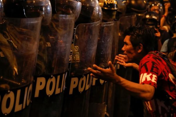 Peru: Em meio a protestos, governo decreta emergência em sete regiões.