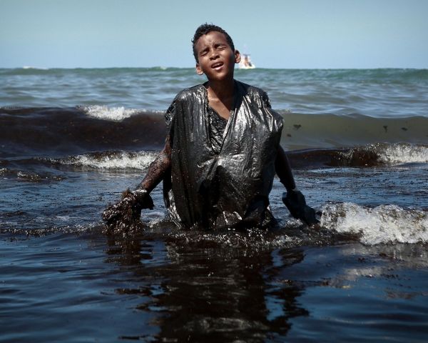 &#039;Pensei no trabalho da minha mãe e em ajudar&#039;, diz adolescente fotografado dentro de mar com óleo